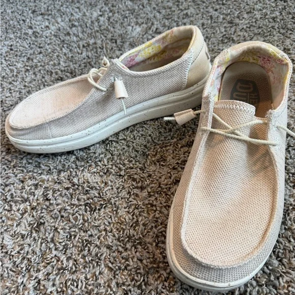 ⚡️HEY DUDE Women’s Cream Shoes - Picture 1 of 5